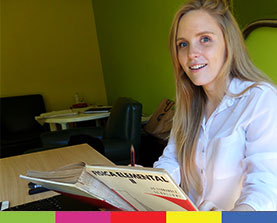 Alumna secundaria estudiando física