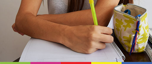 Alumno primario escribiendo.