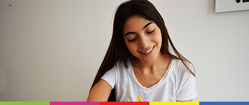 Alumna secundaria estudiando.
