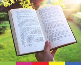 Leyendo un libro en un jardín