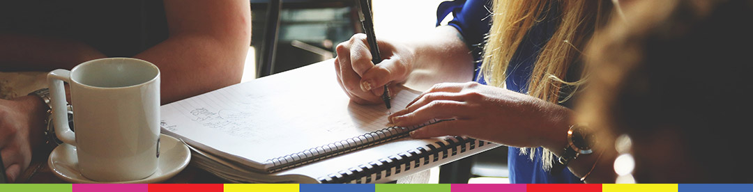 Universitarios trabajando